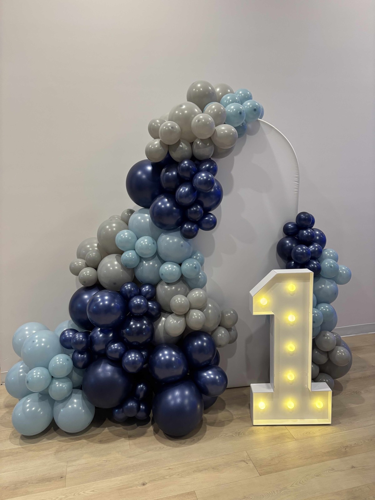 Navy and dove balloon garland for a first birthday party in Northern New Jersey